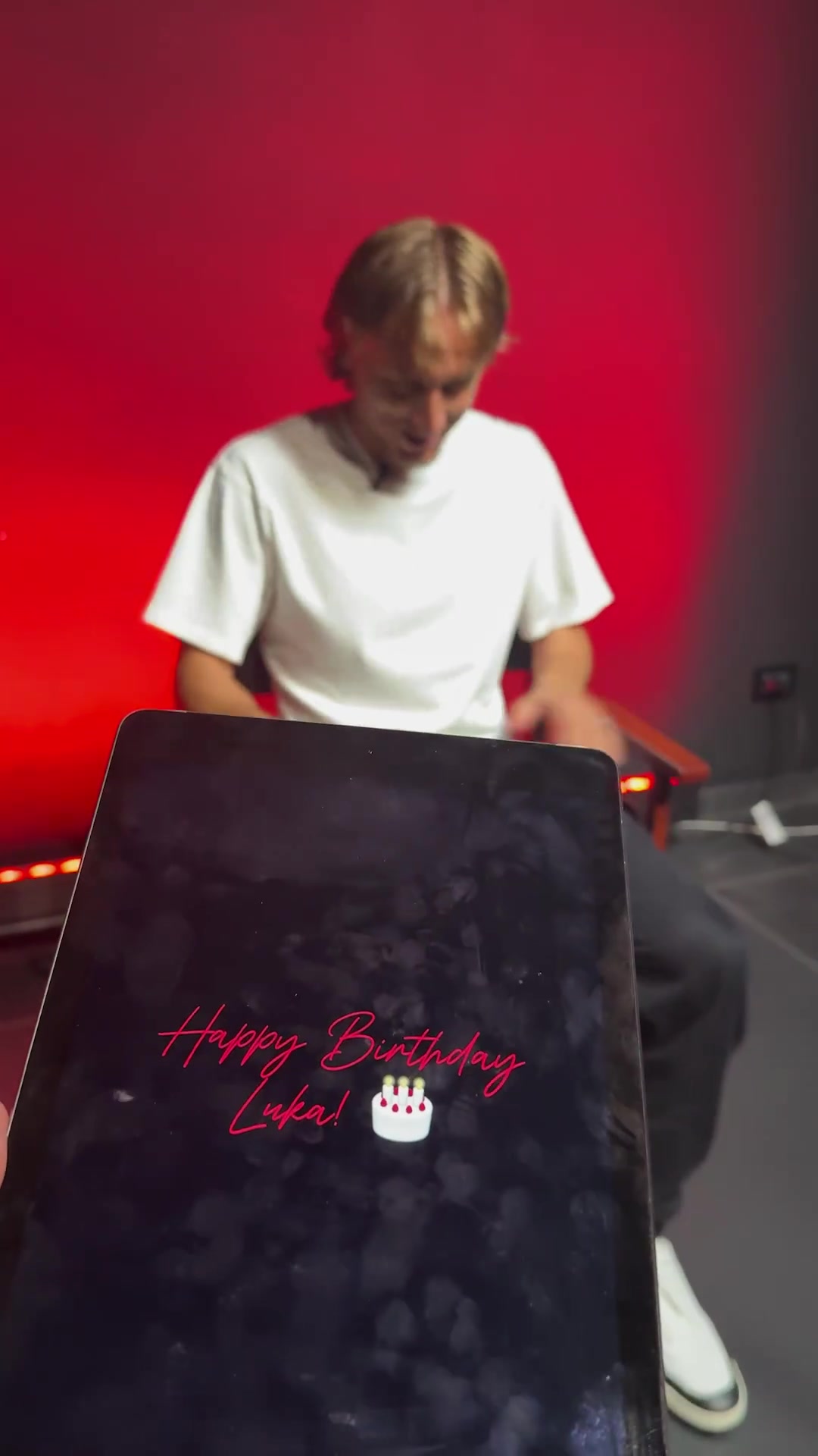 开云体育中国-安帅、卡卡、德约等人为莫德里奇送生日祝福，伊布：40岁依然年轻