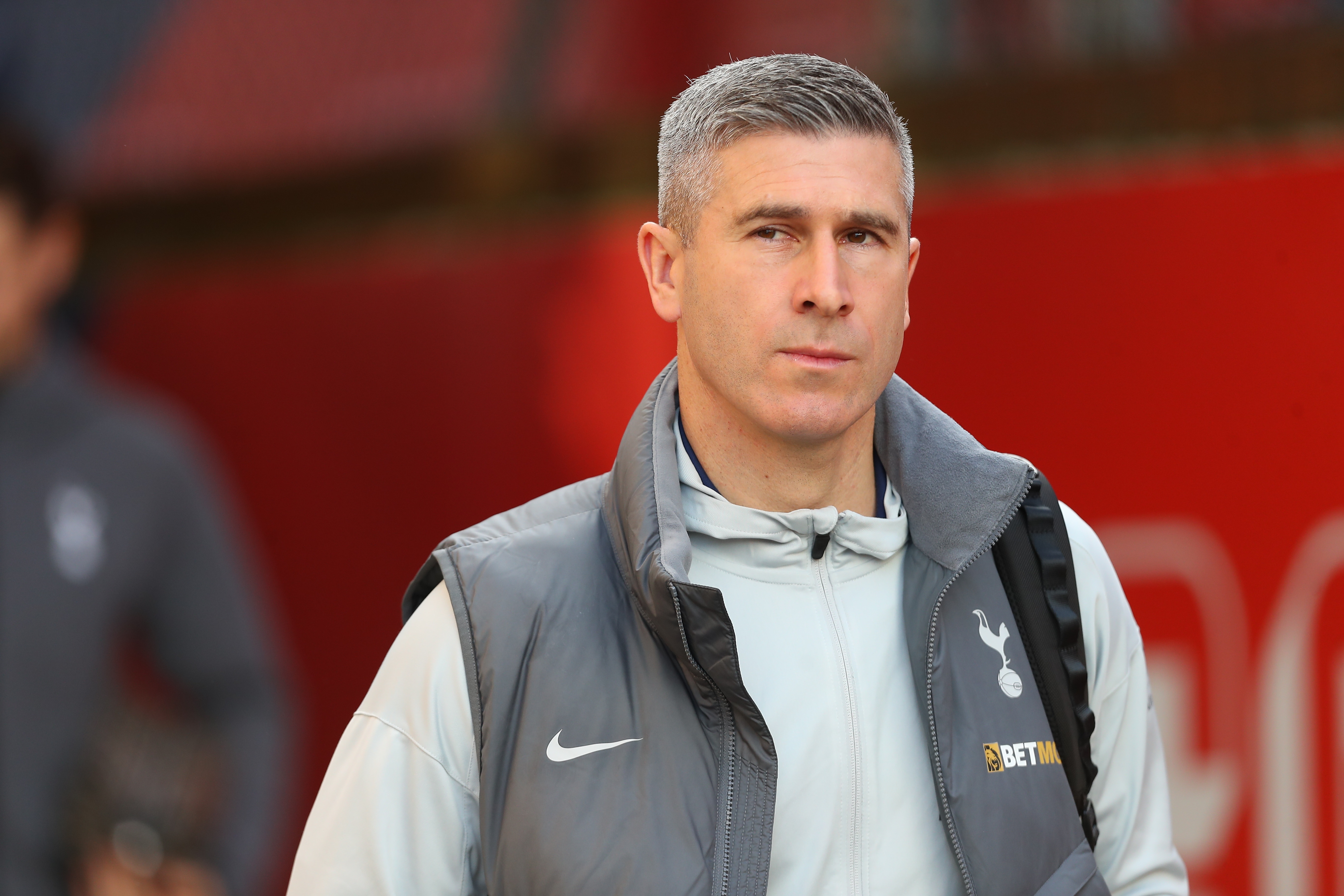 记者：蒙哥马利10日下午三点半抵达北京，队长张稀哲去接机